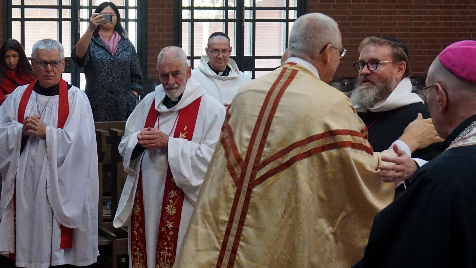 Friedensgruß durch Presbyterium Presbyterweihe Priesterweihe 2017 SJB Johannesbruderschaft